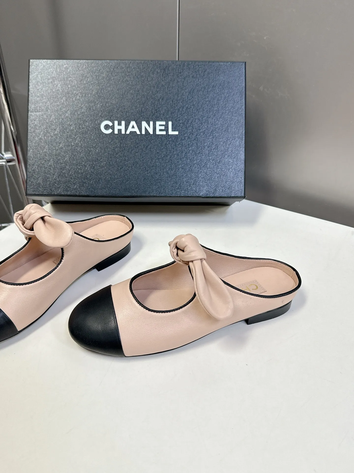 👟👟Ex-factory price 540👟👟 CHANEL Chanel Bow Elastic Strap Flat Shoes Bow Mary Jane shoes are so popular at first sight that you can wear them freely according to the weather changes! Put on socks to instantly transform into cute shoes for spring and summer! Transform into a magical princess in seconds 👸The upper is made of mixed sheepskin and tiptoe silk sheepskin. The foot feels super comfortable. The leather is very soft and skin-friendly. The genuine leather outsole imported from Italy Size: 35-41 (40 41 customized)